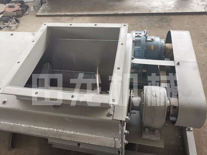 螺旋輸送機(jī)工人安裝調(diào)試！